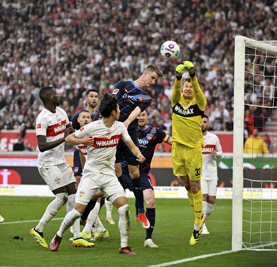 Penalty area scene, goal area scene Jan Schöppner 1. FC Heidenheim 1846 FCH (03) against goalkeeper Alexander Nübel VfB Stuttgart (33) MHPArena, MHP Arena Stuttgart, Baden-Württemberg, Germany, Europe