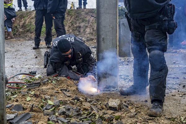 Beginning of the eviction of the Lützerath hamlet, camp of climate activists and squatters, at the Garzweiler 2 opencast lignite mine, by the police, Erkelenz, North Rhine-Westphalia, Germany, Europe