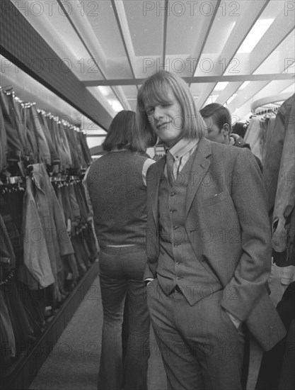 DEU, Germany, Dortmund: Personalities from politics, business and culture from the 1950s Dortmund. Musicians from the famous group The Lords performing in the Westenhellweg shopping street in 1965. Shopping in a fashion shop, Europe