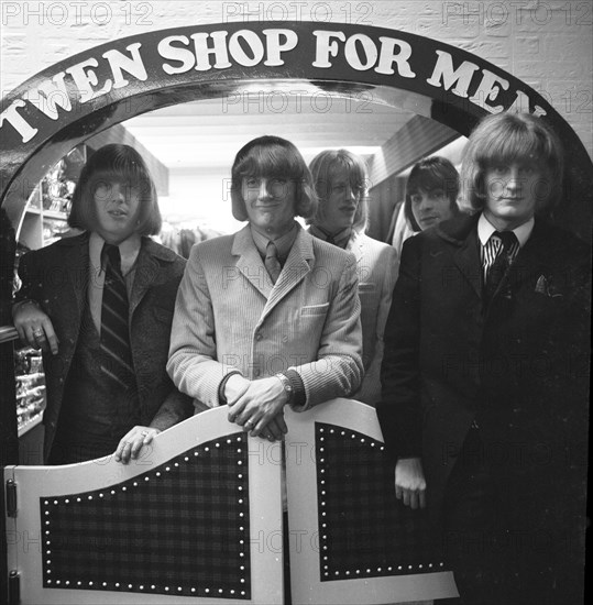 DEU, Germany, Dortmund: Personalities from politics, business and culture from the 1950s Dortmund. Musicians from the famous group The Lords performing in the Westenhellweg shopping street in 1965. Shopping in a fashion shop, Europe