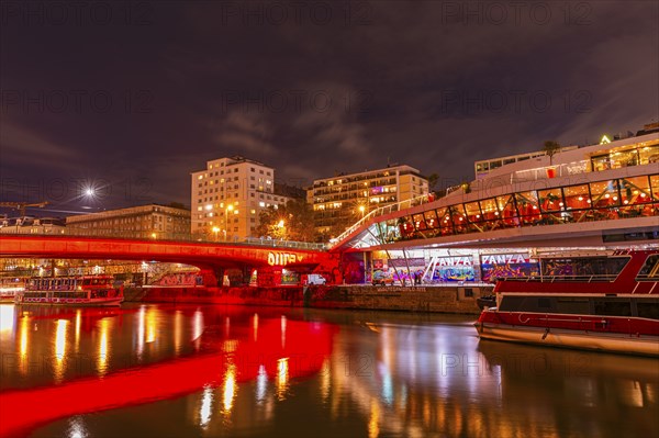 Ships anchoring in the Danube Canal, behind the illuminated Franz-Josefs Quay and the Schwedenbrücke, night shot, Vienna, Austria, Europe