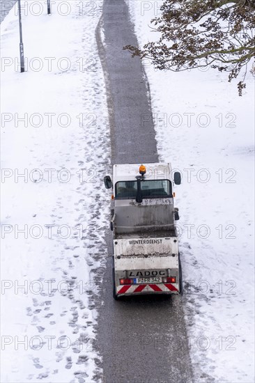 Winter onset, winter service, clearing snow and ice from pavements, sweeper, winter service tractor, Frankfurt, Hesse, Germany, Europe