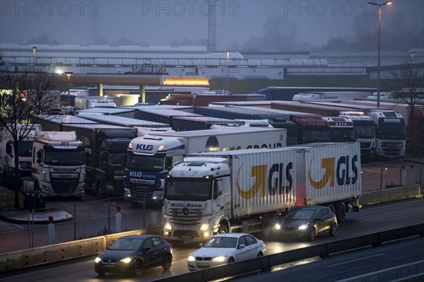 Heavy traffic on the A2 at the Bottrop-Süd service area, overcrowded lorry parking in the evening, Bottrop, North Rhine-Westphalia, Germany, Europe