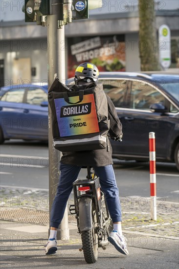 Bicycle courier from the fast delivery service Gorillas, delivers groceries, currently in over 20 German cities, within 10 minutes, orders via an app, Bochum, North Rhine-Westphalia, Germany, Europe