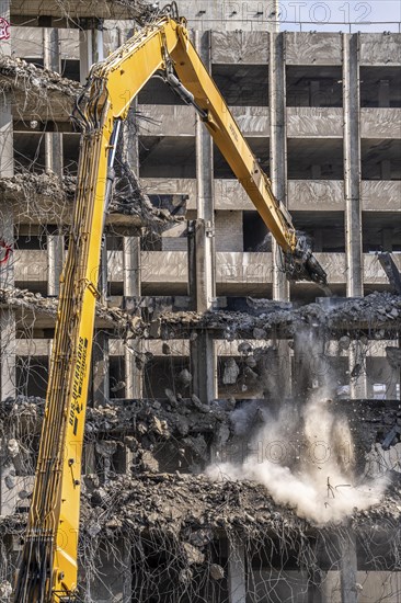 Construction site on Haroldstraße, demolition of a former office building, after complete gutting only the concrete parts remain, large excavator with cutting pliers cuts up concrete parts, steel wire, Düsseldorf, North Rhine-Westphalia, Germany, Europe