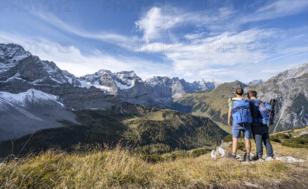 Two mountaineers, on a hiking trail, friendship on the mountain, mountain panorama with rocky steep peaks, view of summits Laliderspitze, Dreizinkenspitze and Spritzkarspitze, hike to the summit of Hahnkampl, Engtal, Karwendel, Tyrol, Austria, Europe