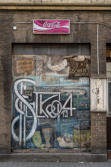 The Schalke Mile, Mile of Tradition, Kurt-Schumacher-Straße in Gelsenkirchen-Schalke, side street, Uechtingstrasse, dilapidated house, facade, closed kiosk with Schalke mural, Gelsenkirchen, North Rhine-Westphalia, Germany, Europe