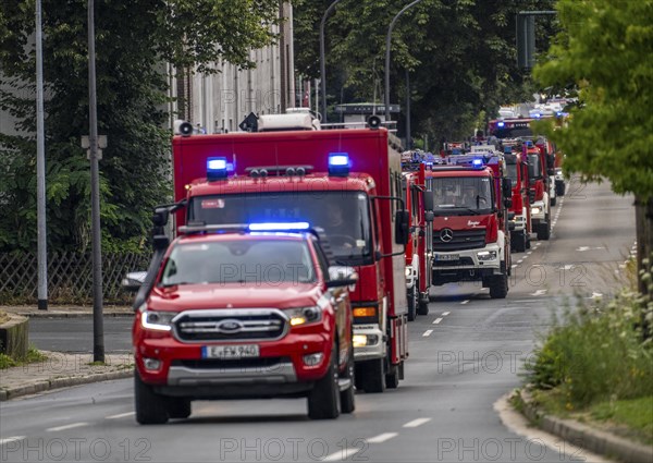 Fire engines from Essen, Mülheim and Oberhausen, with 140 firefighters, on the way to an emergency exercise, column journey with 30 emergency vehicles, with flashing blue lights and sirens, Essen, North Rhine-Westphalia