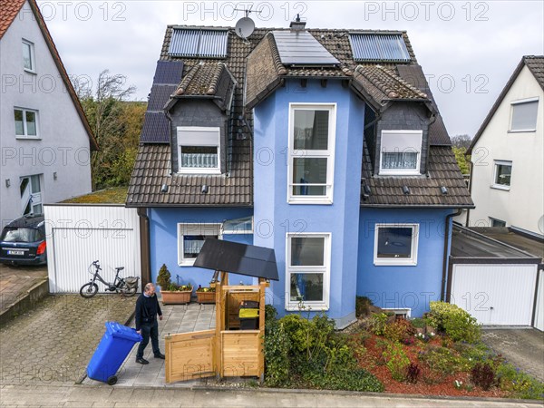 Detached house with various solar modules, in addition to normal standard solar panels, PV tube collectors are also installed, plug-in solar modules are mounted on a dustbin box as a roof, Essen, North Rhine-Westphalia, Germany, Europe