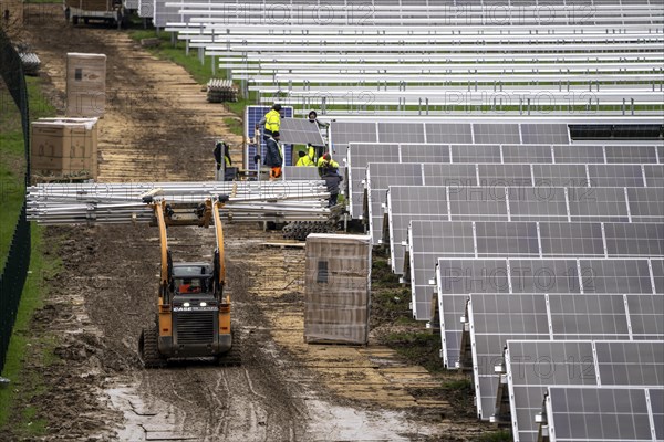 Construction of a solar park in Neukirchen-Vluyn, over 10, 000 solar modules will be installed on 4.2 hectares, which will then generate 6 million kilowatt hours per year, North Rhine-Westphalia, Germany, Europe