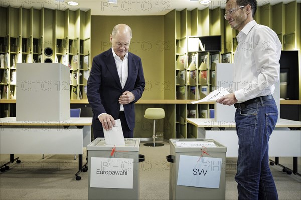 Olaf Scholz, Federal Chancellor (SPD), casts his vote for the European elections and for the election of the city council of the state capital Potsdam at a polling station in Potsdam. Potsdam, 09.06.2024