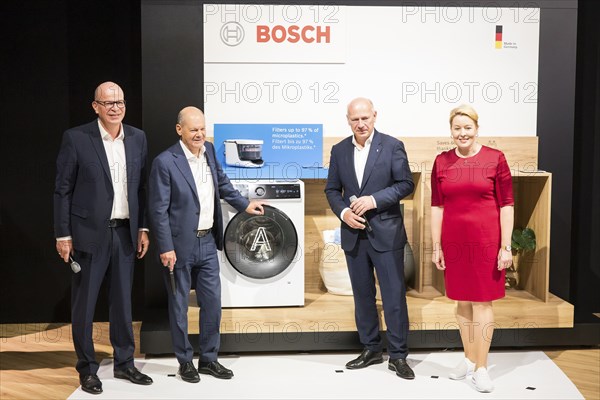 Olaf Scholz (Chancellor of the Federal Republic of Germany, SPD), Kai Wegner (Governing Mayor of Berlin (CDU) and Franziska Giffey (Senator for Economics, Energy and Public Enterprises and Mayor of Berlin, SPD) in front of a Bosch washing machine during a press tour of the IFA (Internationale Funkausstellung) exhibition at the exhibition grounds, Berlin, 06/09/2024