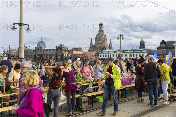 The organiser of Dresden is (s) t bunt is the Cellex Foundation. The motto of this year's banquet is Dresden divides and aims to focus on living together, humanity, humanity and good neighbourliness. 120 cultural partners and 87 sponsors took part and catered for the guests from 16:00 to 20:00. This year 270 tables were booked, Dresden is (s) t bunt, Dresden, Saxony, Germany, Europe