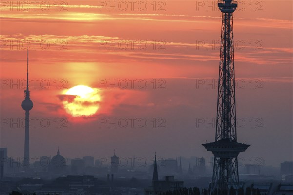 Sunrise in Berlin, Radio Tower, Television Tower, 06.09.2024, Berlin, Berlin, Germany, Europe