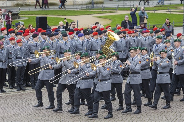 Public roll call of the Army Officers' School on Theatre Square: Bundeswehr honours and bids farewell to young soldiers, Dresden, Saxony, Germany, Europe