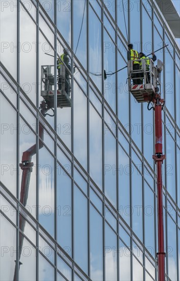 Window cleaner, building maintenance, facade cleaning, on a cherry picker, in Düsseldorf, North Rhine-Westphalia, Germany, Europe