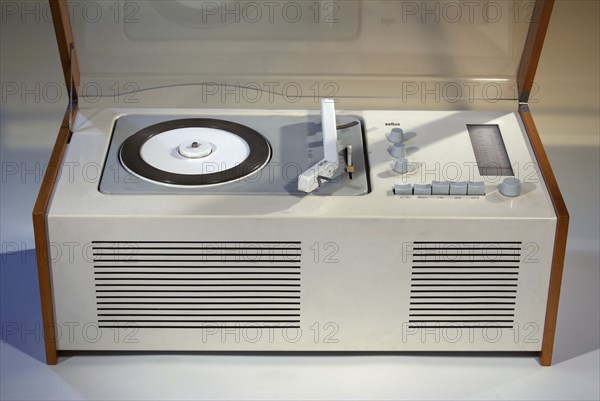 Braun Radio sk 61, built approx. 1962, analogue receiver with record player, famous design model, designed by Hans Gugelot and Dieter Rams, Hamburg, Hamburg, Federal Republic of Germany