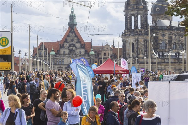 The organiser of Dresden is (s) t bunt is the Cellex Foundation. The motto of this year's banquet is Dresden divides and aims to focus on living together, humanity, humanity and good neighbourliness. 120 cultural partners and 87 sponsors took part and catered for the guests from 16:00 to 20:00. This year 270 tables were booked, Dresden is (s) t bunt, Dresden, Saxony, Germany, Europe