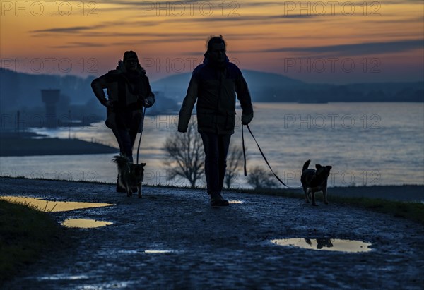 Rhine near Duisburg-Bruckhausen, walkers on the Rhine dyke, winter, Duisburg, North Rhine-Westphalia, Germany, Europe