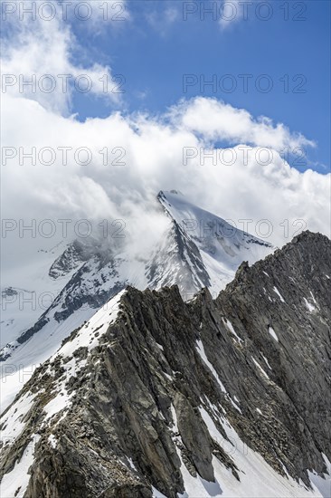 Rocky mountain ridge and glaciated mountain peak Großer Möseler, glacier Furtschaglkees, Berliner Höhenweg, Zillertal Alps, Tyrol, Austria, Europe