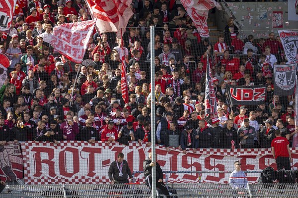 Football 3rd division, 2024/25 season, matchday 8: Waldhof Mannheim vs Rot-Weiß Essen. Picture: Numerous supporters from Essen