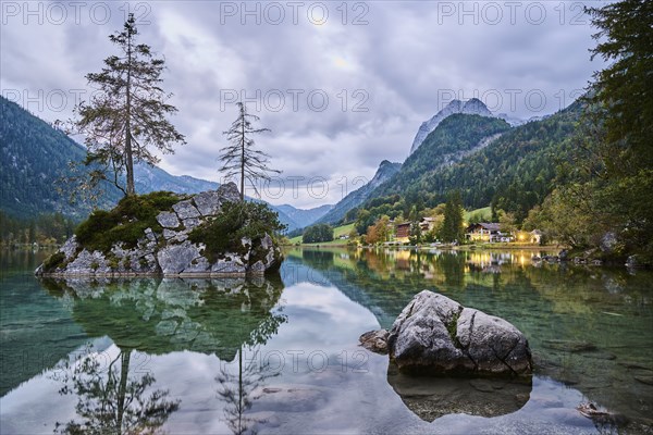 Hintersee in autumn colours, Ramsau, Berchtesgaden National Park, Berchtesgadener Land district, Upper Bavaria, Bavaria, Germany, Europe