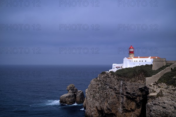 Lighthouse Farol do Cabo de São Vicente, Cape St. Vincent, Sagres, steep coast, Atlantic Ocean, Algarve, Portugal, Europe