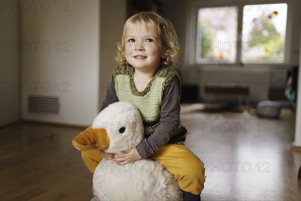 Toddler with cuddly toy, Bonn, 03.04.2024