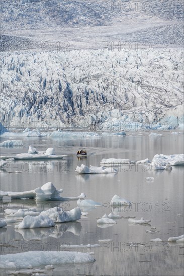 Boats with tourists in the glacier lagoon, ice lagoon Fjallsárlón, ice floes in front of glacier Fjallsjökull, Vatnajökull, Hornafjörður, Iceland, Europe