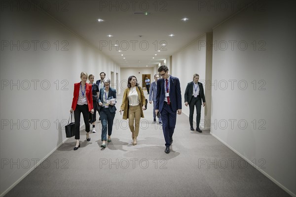 Annalena Baerbock (Buendnis 90 Die Gruenen), Bundesaussenministerin, Jennifer Lee Morgan, Staatssekretaerin und Sonderbeauftragte fuer internationale Klimapolitik im Auswaertigen Amt besprechen sich mit Vertretern der EU, im Rahmen der COP28 in Dubai, 10