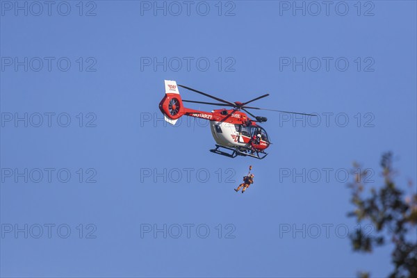 International disaster control exercise Magnitude with more than 1000 rescuers. Abseiling from a rescue dog from a helicopter. They rehearse an emergency after a fictitious earthquake on the Upper Rhine. The large-scale exercise, co-financed by the European Union, is intended to practise the cooperation of rescue teams from different nations. The focus was on a stretch of rubble at the TCRH Training Centre Retten und Helfen in Mosbach, Baden-Württemberg, Germany, Europe