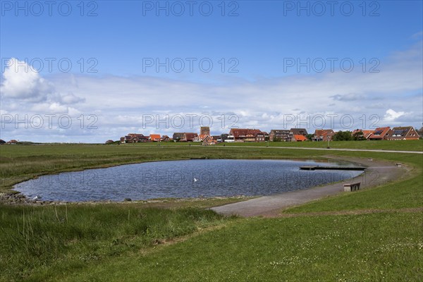 The photo shows a swimming pond on the East Frisian island of Baltrum in the evening sun