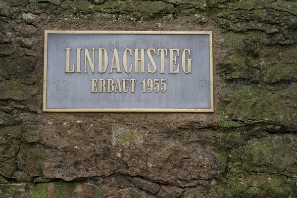 Sign Lindachsteg, bridge, footbridge, pedestrian bridge, Kochertal, Kocher, Schwäbisch Hall, Hohenlohe, Heilbronn-Franken, Baden-Württemberg, Germany, Europe