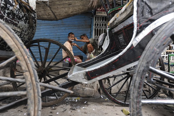 20.02.2011, Kolkata, West Bengal, India, Asia, A man gets a shave between rickshaws on a roadside in Kolkata, the only city in India where hand-pulled rickshaws still exist, Asia