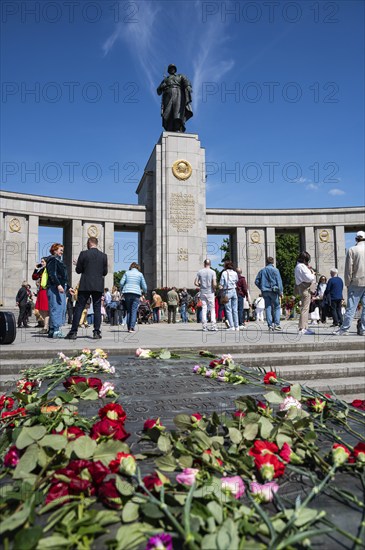 09.05.2024, Berlin, Germany, Europe, Russians and pro-Russian sympathisers lay flowers and wreaths on Victory Day in front of the Soviet Memorial in the Tiergarten district on the 79th anniversary of the victory of the former Soviet Union and the Allies over Nazi Germany and the end of the Second World War and pay their respects to the fallen Russian soldiers. Due to the ongoing war in Ukraine, flags and banners with Russian references, uniforms, marching and military songs and signs glorifying the Russian war of aggression against Ukraine are not permitted, Europe