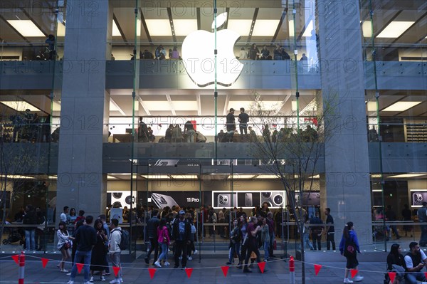 21.09.2019, Sydney, New South Wales, Australia, People in front of an Apple Store in the city centre, Oceania