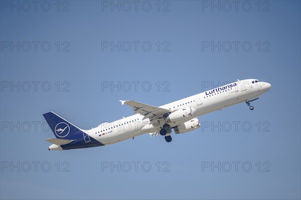 13/05/2024, Berlin, Germany, Europe, A Lufthansa Airbus A321-231 passenger aircraft with the registration D-AISK taking off from Berlin Brandenburg Airport BER. Lufthansa is a member of the Star Alliance aviation alliance, an international network of airlines, Europe