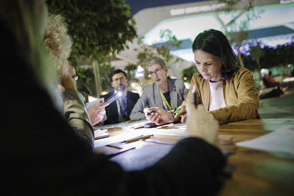 Annalena Baerbock (Buendnis 90 Die Gruenen), Bundesaussenministerin, aufgenommen im Rahmen einer naechtlichen Konsultation mit Ihrem Team vor Verhandlungen auf der COP28 Dubai, 08.12.2023