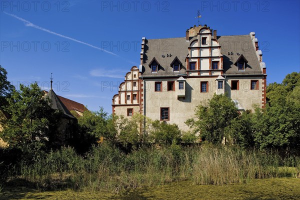 The castle, which developed from a medieval moated castle with towers, curtain wall and moat and the park bordering the Pleiße, was rebuilt in the 19th century by the Münchhausen family. They were expropriated in 1945 and some of the Gothic furnishings were moved to Altenburg. Today the castle serves as a youth hostel