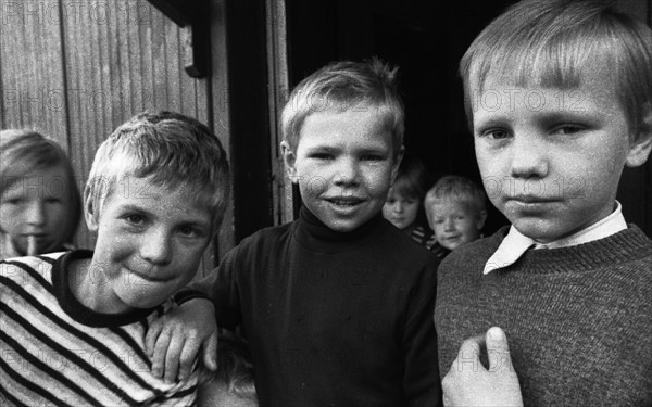 Children, large families and single parents in a homeless shelter on 28.6.1971 in Hilden, Germany, Europe