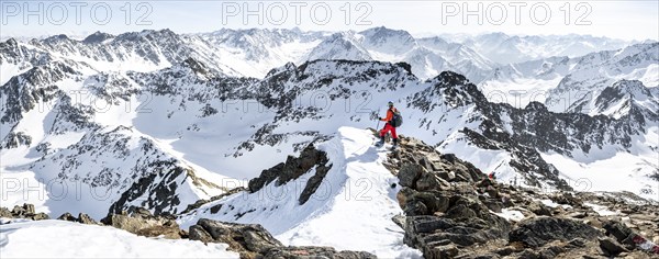 Ski tourers at the summit of the Sulzkogel, view of the peaks of the Stubai Alps and Gamskogel, mountain panorama in winter, Kühtai, Stubai Alps, Tyrol, Austria, Europe