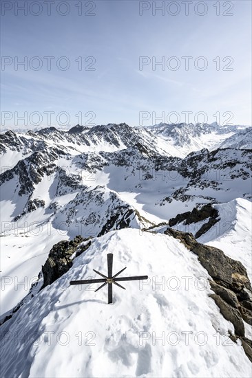 Summit ridge of Sulzkogel, view of snow-covered mountain panorama, behind summit Zwieselbacher Rosskogel, Kühtai, Stubai Alps, Tyrol, Austria, Europe