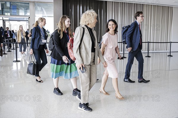 Annalena Baerbock (Buendnis 90 Die Gruenen), Bundesaussenministerin, Jennifer Lee Morgan, Staatssekretaerin und Sonderbeauftragte fuer internationale Klimapolitik im Auswaertigen Amt, aufgenommen auf dem Weg ins Plenum der COP28 in Dubai, 08.12.2023