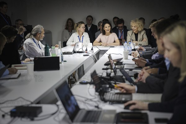 Annalena Baerbock (Buendnis 90 Die Gruenen), Bundesaussenministerin, aufgenommen im Rahmen einer Vorbesprechung der deutschen Delegation bei der COP28 in Dubai, 08.12.2023