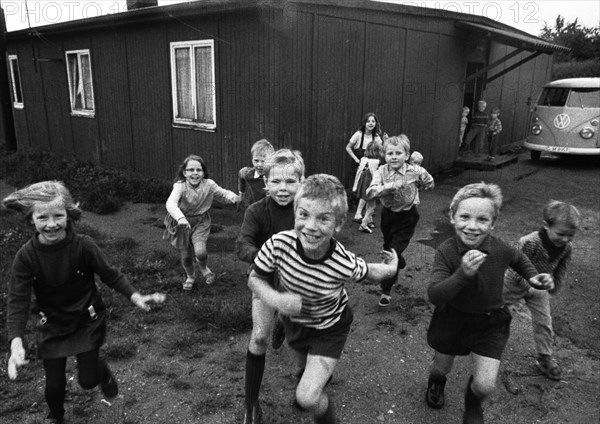 Children, large families and single parents in a homeless shelter on 28.6.1971 in Hilden, Germany, Europe