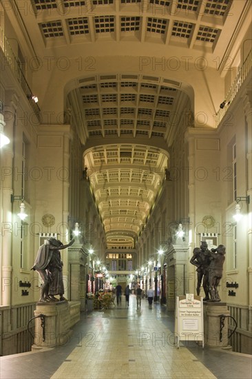 In the Mädler Passage, the entrance to Auerbachs Keller, passers-by are greeted by Goethe's Faust and Mephisto. The wall and ceiling paintings by Heinrich Bey also thematise Goethe's Faust poem, as does the wooden sculpture by Max Stolz hanging from the vaulted ceiling