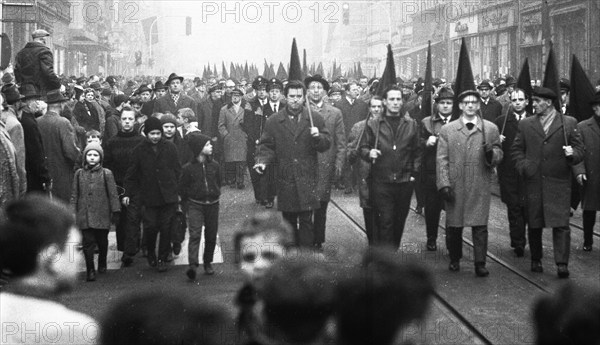 With black flags, miners of the Bismarck colliery and their relatives demonstrated against the closure of their colliery on 19 February 1966, Germany, Europe