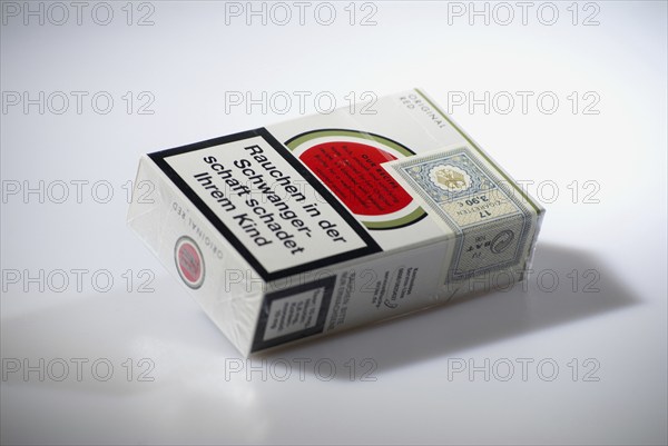 Lucky Strike cigarrette box, back with control band arole and warning Smoking during pregnancy is harmful to your child