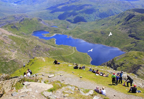 Walkers picnicking Lyyn Llydaw landscape, Mount Snowdon, Gwynedd, Snowdonia, north Wales, UK