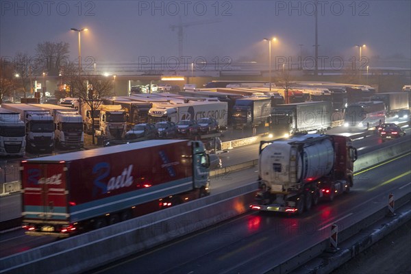 Heavy traffic on the A2 at the Bottrop-Süd service area, overcrowded lorry parking in the evening, Bottrop, North Rhine-Westphalia, Germany, Europe